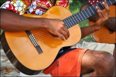 Quelle musique traditionnelle est n&eacute;e dans les &icirc;les de l'oc&eacute;an Indien voisines de La R&eacute;union et partage des racines communes avec le maloya ?