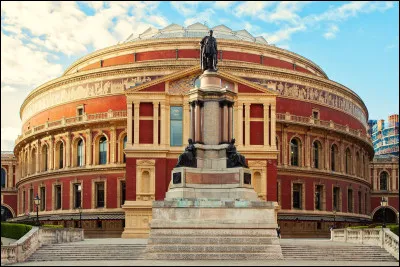 ''Le Royal Albert Hall'' est une salle de spectacle situ&eacute;e dans quelle ville d'Angleterre ?