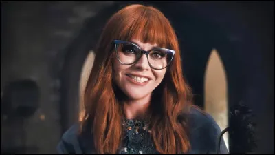 Quelle fleur Marilyn Thornhill offre-t-elle &agrave; Mercredi lors de son arriv&eacute;e &agrave; Nevermore ?