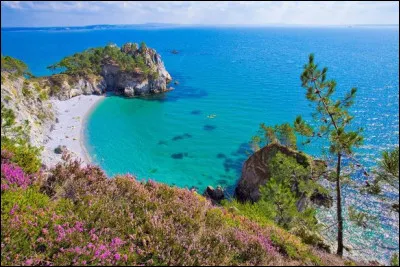 Voici une plage tranquille qui se m&eacute;rite. O&ugrave; se baigner en Bretagne apr&egrave;s une petite marche ?