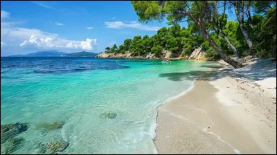 Dans quelle &icirc;le m&eacute;diterran&eacute;enne cette plage de r&ecirc;ve vous tend-elle les bras ?
