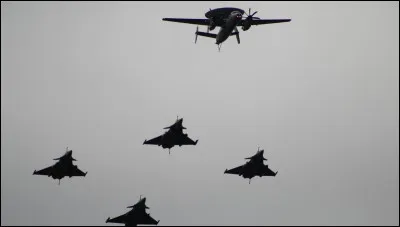 Quel type d'a&eacute;ronef figure g&eacute;n&eacute;ralement parmi les appareils du d&eacute;fil&eacute; a&eacute;rien du 14 juillet ?
