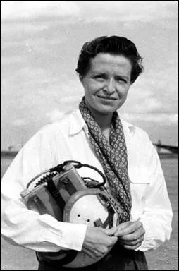 Ne en 1917 dans une famille vendenne. Belle-fille d'un Prsident de la Rpublique. Ce fut une grande pilote d'avion.