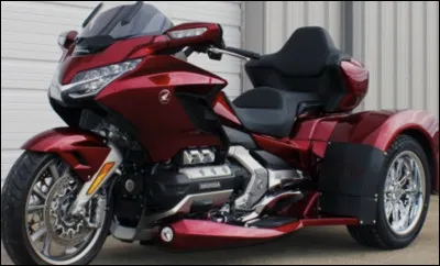 Quel est le nom de ce cycle motoris&eacute; &agrave; 3 roues, mi-auto et mi-moto ?