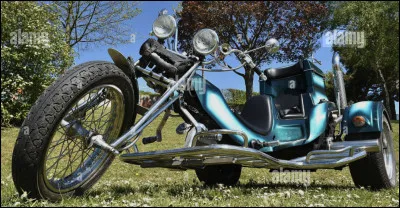 Quel est le nom de cette moto &agrave; 3 roues typiquement am&eacute;ricaine avec une tr&egrave;s longue fourche avant et des caract&eacute;ristiques sp&eacute;cifiques et vari&eacute;es ?