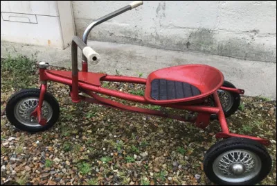 Quel est le nom de ce jouet &agrave; 3 roues qui se dirige avec les pieds et m&ucirc; avec les bras ?