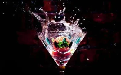 Quelle boisson &eacute;tait au c&oelig;ur des banquets grecs, consomm&eacute;e dilu&eacute;e et associ&eacute;e &agrave; la philosophie, &agrave; la po&eacute;sie et aux rites sociaux ?