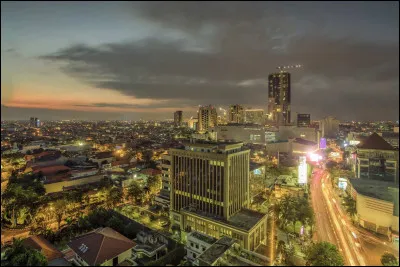 Dans quel pays se trouve la ville de Surabaya ?