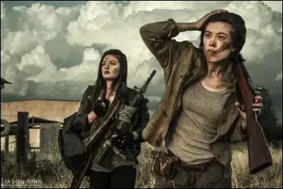 Tu vas te cacher. Depuis ta cachette tu vois qu'un grand filet se d&eacute;ploie sur lui, l'emprisonnant dedans. Tu aper&ccedil;ois ensuite un petit groupe de survivants arriver dans le centre commercial.Quelle est ta r&eacute;action ?