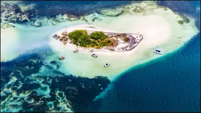 ''La Biche'' ou ''l'&icirc;let la Biche'' est un &icirc;let inhabit&eacute; situ&eacute; sur l'&icirc;le de Basse-Terre, donc sur quelle &icirc;le fran&ccedil;aise ?