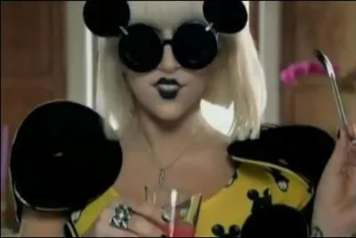 Cette image figure-t-elle dans le clip Paparazzi ?