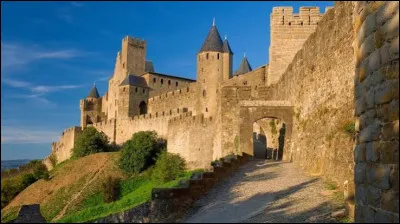 La ville de Carcassonne se situe-t-elle dans le d&eacute;partement du Gard ?