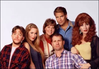 Quelle sitcom a fait conna&icirc;tre Ed O'Neill, qui joue Jay Pritchett, le p&egrave;re de la tribu de la s&eacute;rie "Modern Family" ?