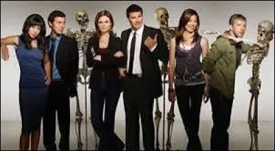 Comment l'agent sp&eacute;cial Booth surnomme-t-il les membres de l'&eacute;quipe scientifique avec laquelle il travaille dans la s&eacute;rie "Bones" ?