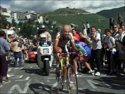 Coureur italien, je suis l'un des meilleurs grimpeurs du cyclisme. Dtenant le record de temps de de l'Alpe d'Huez, gagnant leTour de France en 1998, mort en 2004 et surnomm 'le Pirate', je suis...