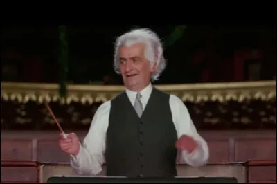 Impossible d'oublier la c&eacute;l&egrave;bre sc&egrave;ne des bains turcs dans "La Grande Vadrouille" ! Mais avant de vivre cette incroyable aventure aux c&ocirc;t&eacute;s d'Augustin Bouvet, quel m&eacute;tier exerce Stanislas Lefort, le personnage jou&eacute; par Louis de Fun&egrave;s ?