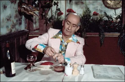 Dans "L'Aile ou la Cuisse", un personnage redout&eacute; par tous les restaurateurs sillonne la France sous de fausses identit&eacute;s afin de juger leur cuisine. De qui s'agit-il exactement ?