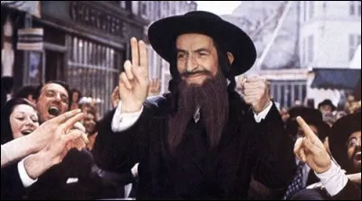 La fuite de Victor Pivert oblige cet industriel tr&egrave;s s&ucirc;r de lui &agrave; abandonner ses habitudes et &agrave; accepter une transformation totalement improbable. Dans &laquo; Les Aventures de Rabbi Jacob &raquo; (1973), quel personnage va l&rsquo;aider &agrave; devenir celui qu&rsquo;il pr&eacute;tend &ecirc;tre ?