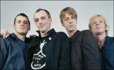 En avril 2007, quel acteur appara&icirc;t dans le clip de "Closer" du groupe Travis en tant que manager dans un supermarch&eacute; ?