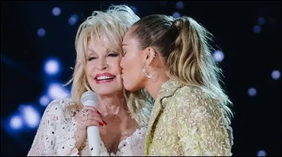 Quelle jeune star de la chanson am&eacute;ricaine a pour marraine la chanteuse country Dolly Parton ?