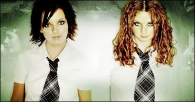 En 2002, quel duo f&eacute;minin d&eacute;barque en France avec le tube "All the Things She Said" ?