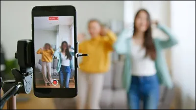 Quel r&eacute;seau social est principalement bas&eacute; sur le partage de courtes vid&eacute;os ?