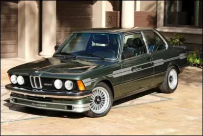 Mod&egrave;le collector pour ceux qui cherchent une E21 puissante, cette voiture pr&eacute;par&eacute;e fait passer le moteur d'origine de 143 ch &agrave; 170 ch. Quelle est cette voiture ?