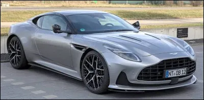 Pr&eacute;sent&eacute;e non pas comme une GT, mais comme une &laquo; Super Tourer &raquo;, cette voiture qui rend hommage &agrave; l'homme d'affaires britannique David Brown joue sur un terrain dont elle semble &ecirc;tre la derni&egrave;re repr&eacute;sentante. Quel est son nom ?