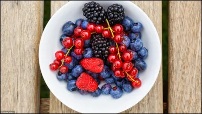 Quel arbre produit de petites baies rouges souvent utilis&eacute;es en confiture ?