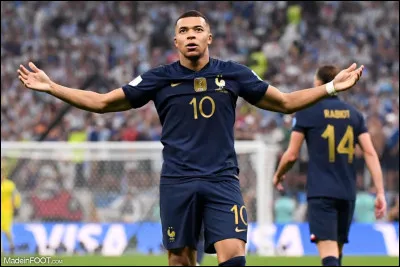 Footballeur fran&ccedil;ais, n&eacute; en 1998, je suis le meilleur marqueur de l'histoire des Bleus. Mes succ&egrave;s incluent un titre de champion du monde en 2018, une finale perdue en 2022 et une demi-finale en 2026. J'ai malheureusement &eacute;t&eacute; la cible d'injures raciales de la part d'une s&eacute;natrice paraguayenne. Je suis...