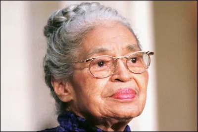 Mon nom est synonyme de la premi&egrave;re action de protestation d'une militante noire aux &Eacute;tats-Unis. Couturi&egrave;re de m&eacute;tier, n&eacute;e en 1913, j'ai refus&eacute;, le 1er d&eacute;cembre 1955, de c&eacute;der ma place assise &agrave; une blanche dans un bus. Qui suis-je ?