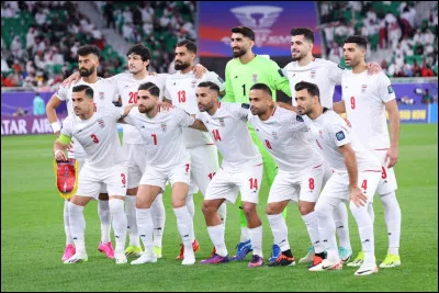 Quel pays ne se qualifie pas pour les phases finales alors qu'il sort invaincu des matchs de son groupe ?