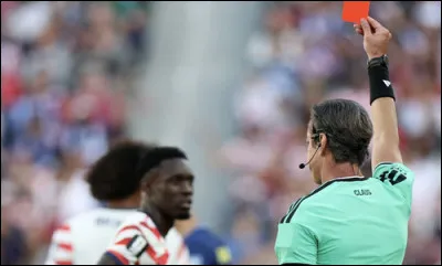 Folarin Balogun, attaquant de l'&eacute;quipe des &Eacute;tats-Unis, prend un carton rouge pendant le match contre la Bosnie-Herz&eacute;govine. Qu'est-ce qui provoque ensuite un scandale ?