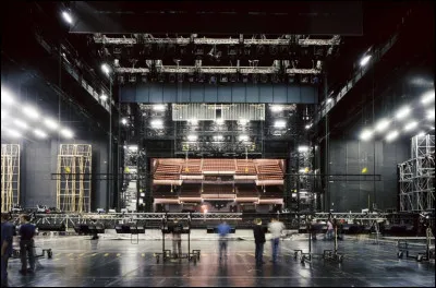 La mission de ''L'op&eacute;ra Bastille'' est de mettre en &oelig;uvre la repr&eacute;sentation de spectacles...