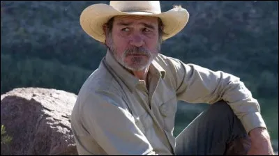 En 2005, quel acteur r&eacute;alise et joue le r&ocirc;le principal du western "Trois Enterrements" ?