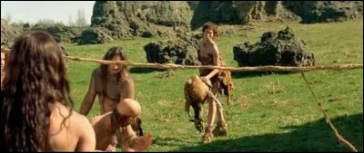 Quel sport tr&egrave;s particulier pratiquent les hommes pr&eacute;historiques du film "RRRrrrr ! ! !" ?