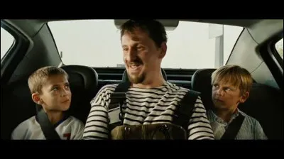 Dans "Taxi 4", de quelle nationalit&eacute; est le braqueur de banques traqu&eacute; par &Eacute;milien et Daniel ?