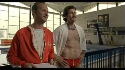 Dans le film "Rire et ch&acirc;timent", quel acteur joue le r&ocirc;le d'un professeur de secourisme ?