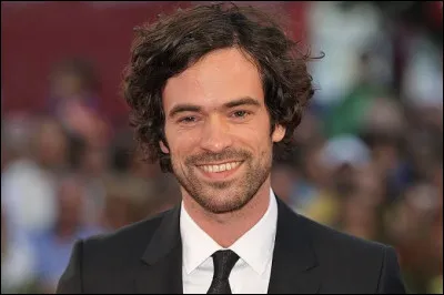 Qui est cet acteur qui joue le premier r&ocirc;le dans le film ''Dans la brume'' ?