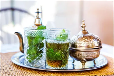 Quelle boisson est traditionnellement servie avec le petit d&eacute;jeuner marocain ?