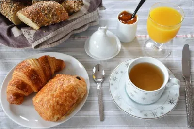 Quel aliment est souvent associ&eacute; au petit d&eacute;jeuner traditionnel fran&ccedil;ais ?