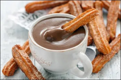 Dans quel pays les churros sont-ils souvent consomm&eacute;s au petit d&eacute;jeuner avec un chocolat chaud ?