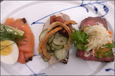 Quel pays est &agrave; l'origine des c&eacute;l&egrave;bres sm&oslash;rrebr&oslash;d, parfois d&eacute;gust&eacute;s d&egrave;s le matin ?