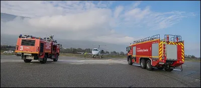 Lorsqu'un avion d&eacute;clare une urgence, o&ugrave; les pompiers du SSLIA attendent-ils souvent avant un &eacute;ventuel atterrissage ?