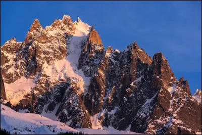 &Agrave; combien d'altitudes culmine la dent du Crocodile, l'une des aiguilles de Chamonix ?