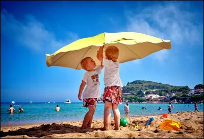On commence par l'&eacute;l&eacute;ment indispensable pour &eacute;viter les coups de soleil en plein midi sur toutes les plages du monde. C'est...