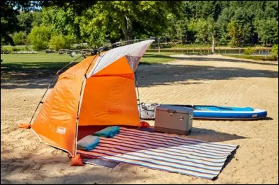 Parfois sur la plage vent&eacute;e cet accessoire devient rapidement indispensable. C'est...