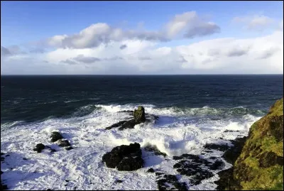''La mer d'Irlande'' est un bras de mer qui s&eacute;pare les &icirc;les d'Irlande &agrave; l'ouest de quel pays &agrave; l'ouest ?