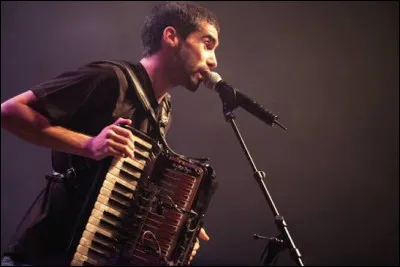 Quel groupe des ann&eacute;es 2000 reprend r&eacute;guli&egrave;rement la chanson "Salut &agrave; toi" des B&eacute;rurier Noir et "La Chanson du canal" de Pierre Perret ?