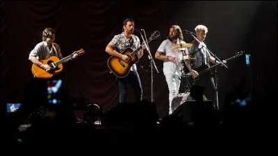 Quel groupe compos&eacute; de trois fr&egrave;res et d'un cousin a d&eacute;but&eacute; dans les bars de Nashville pour finir en 2010 par remporter 2 Grammy Awards ?